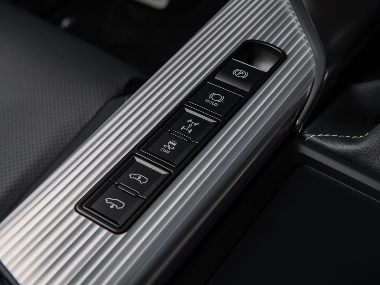 El panel de la puerta del conductor del Lexus LX 600