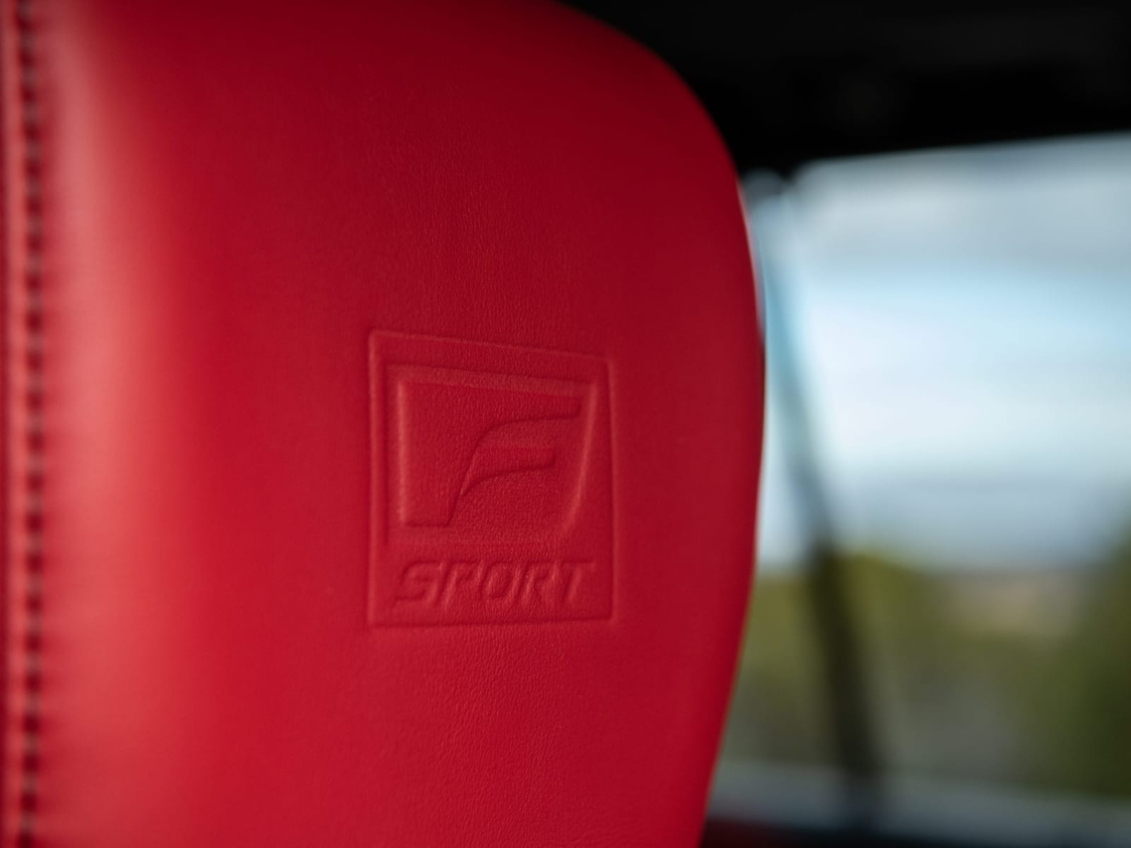Detalle del logo "F Sport" grabado en los asientos de cuero rojo