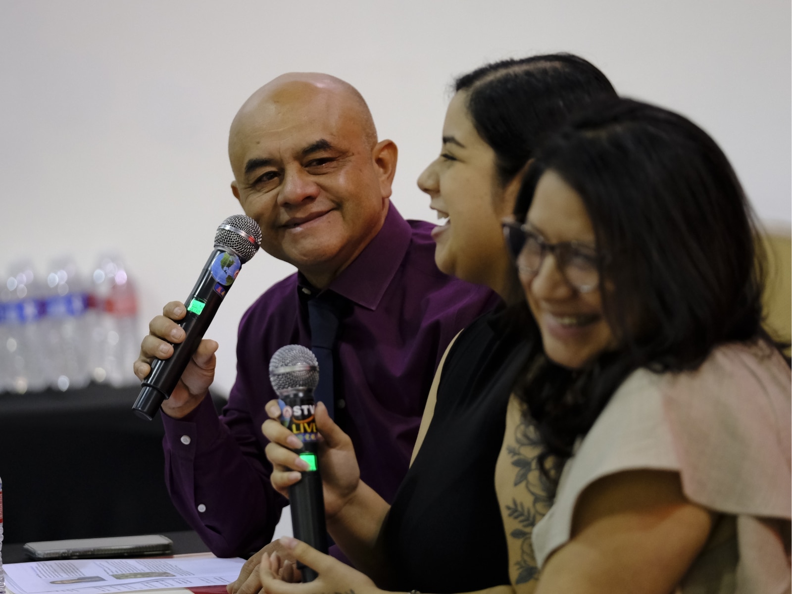 Manuel Meléndez, junto a su hija Daniela Meléndez (centro) y su esposa Norma Meléndez, comparte su historia como inmigrante salvadoreño al obtener la cudadanía estodunidense