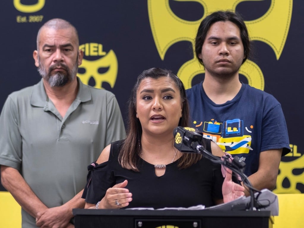 Aura Espinosa, Directora Legal de la organización FIEL, junto a Luis Medrano (izquierda) y Kevin Medrano (derecha)