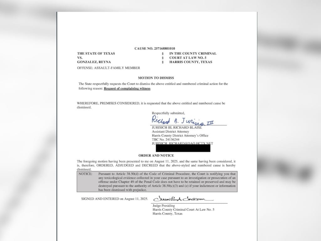 Copia del documento donde un juzgado del Condado Harris desestima la acusación preliminar por presunta violencia doméstica en contra de Reyna González