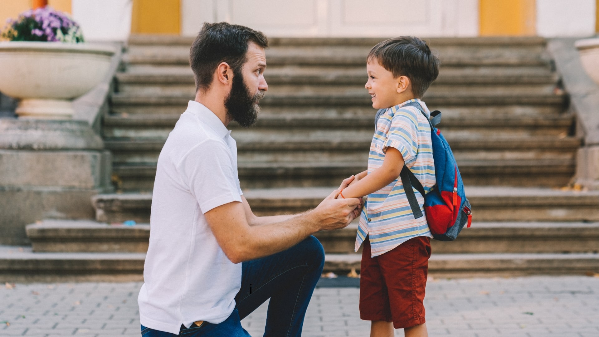 Imagen de un hombre y un nino.