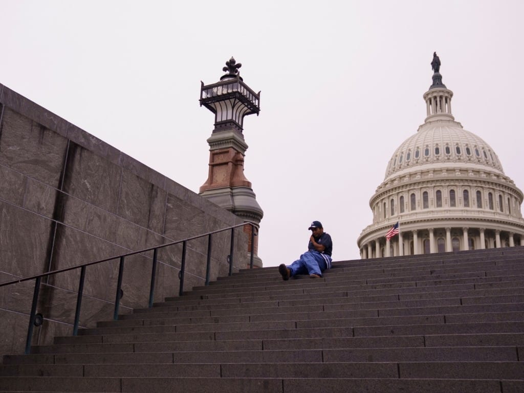 Imagen de un trabajador federal fuera del Capitolio