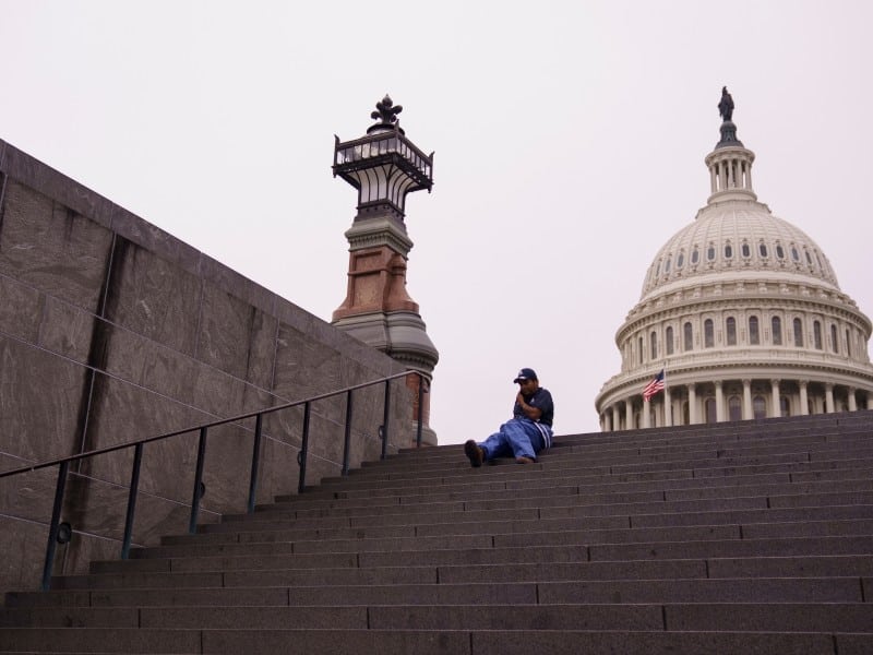Imagen de un trabajador federal fuera del Capitolio