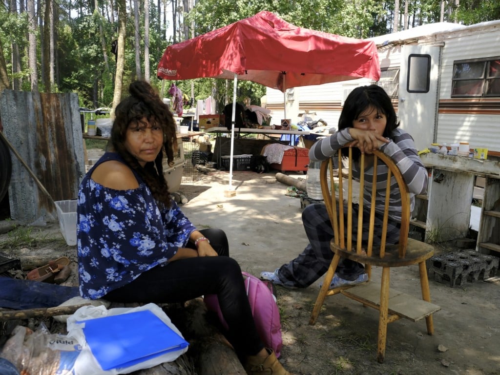 Leila Medrano (izquierda) y su hija de 13 años en las afueras de la casa rodante donde viven