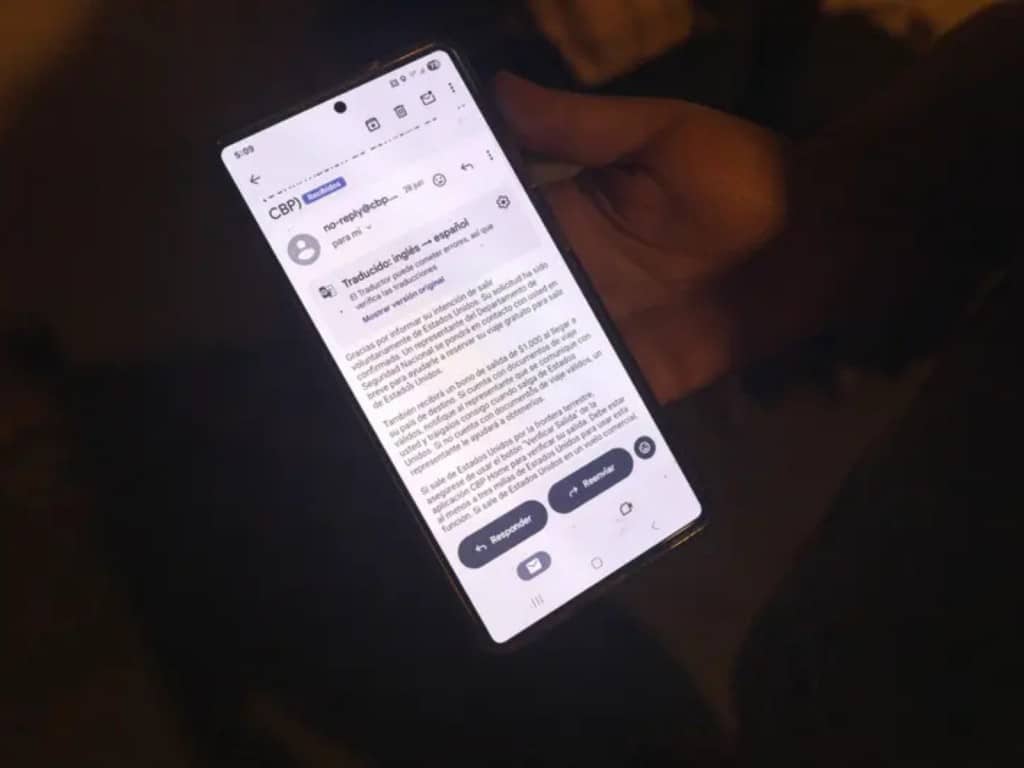 Imagen de celular que muestra el correo electrónico que le enviaron del programa de autodeportación de CBP Home