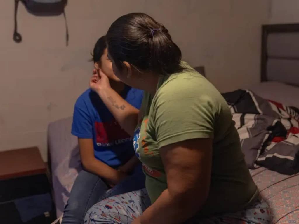 Una mujer con sus hijos