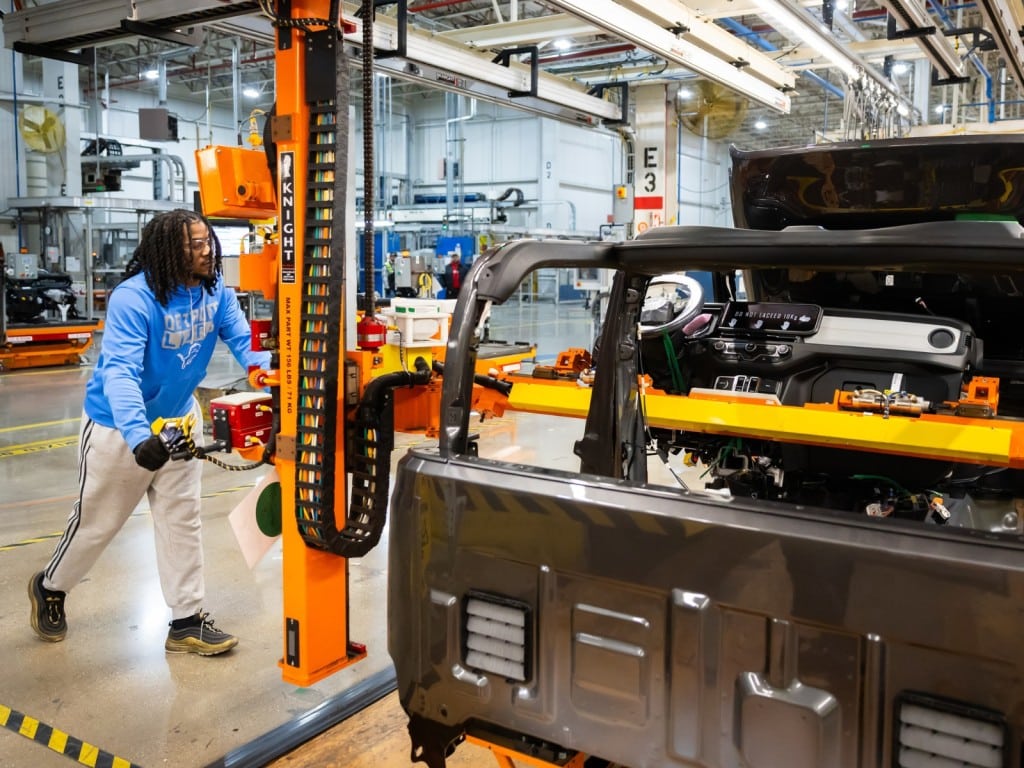 Un empleado instala el panel de instrumentos en un Jeep Gladiator del 2024