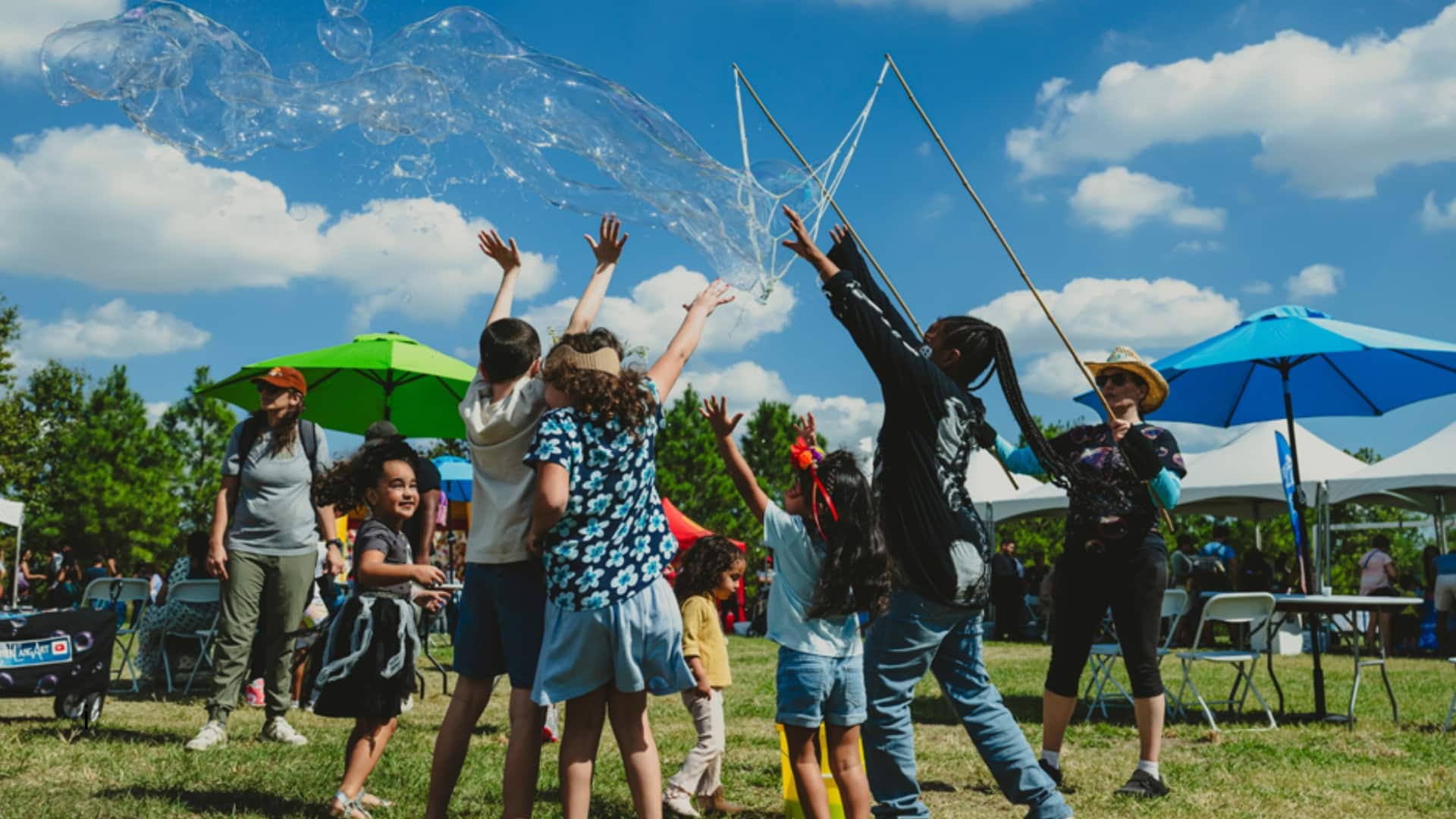 Imagen con diferentes personas jugando con burbujas.