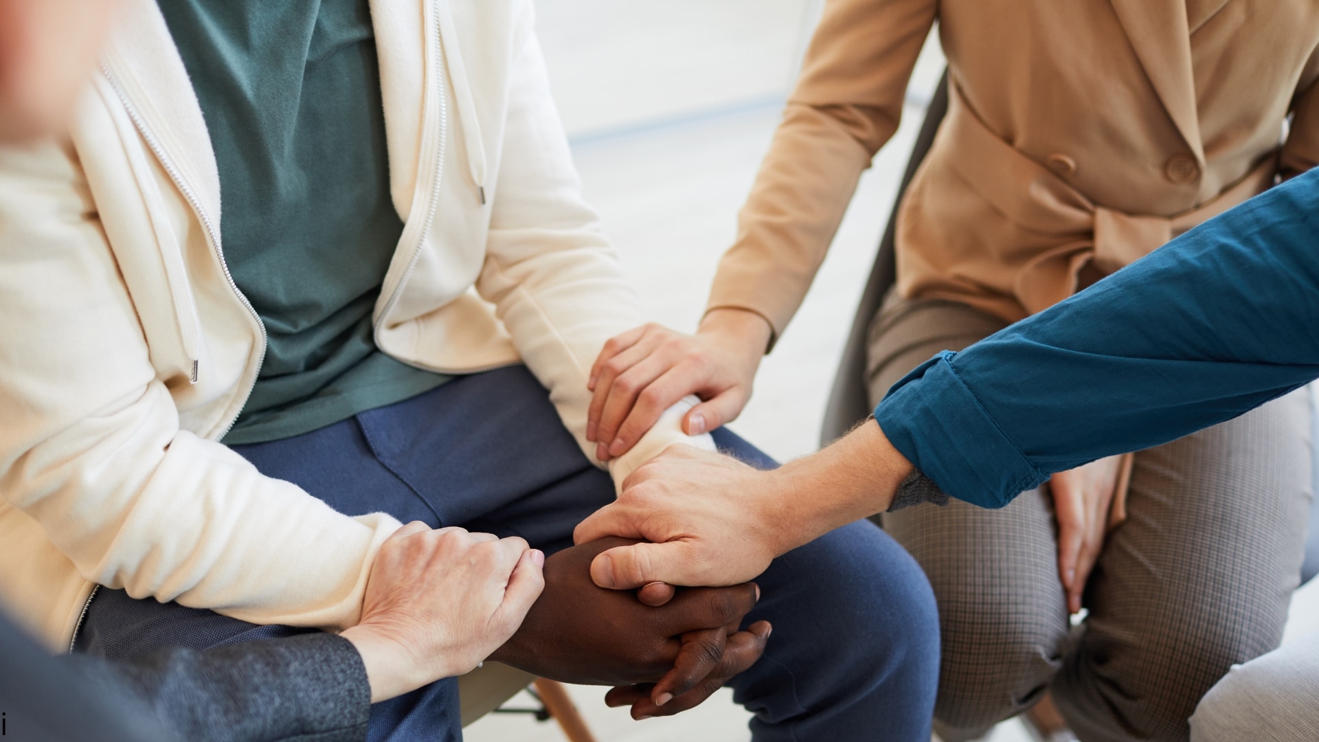 Grupo de personas sosteniendo sus manos.