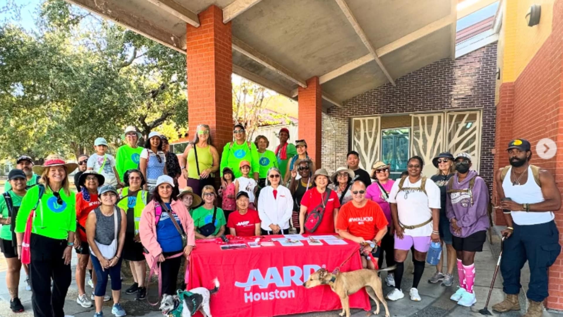 Grupo de personas en ropa deportiva en un evento de AARP