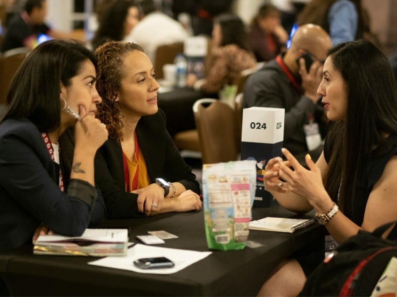 Imagen de tres mujeres ejecutivas conversando