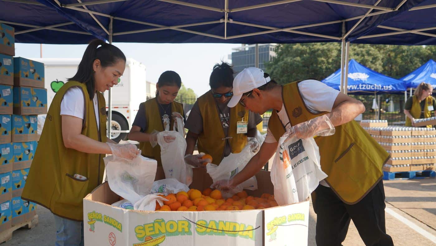 voluntarios en evento de distribución de alimentos