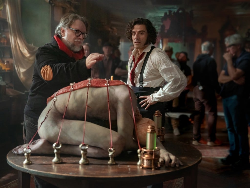 El director Guillermo del Toro y el actor Óscar Issac en el papel de Victor Frankenstein en el rodaje de la película