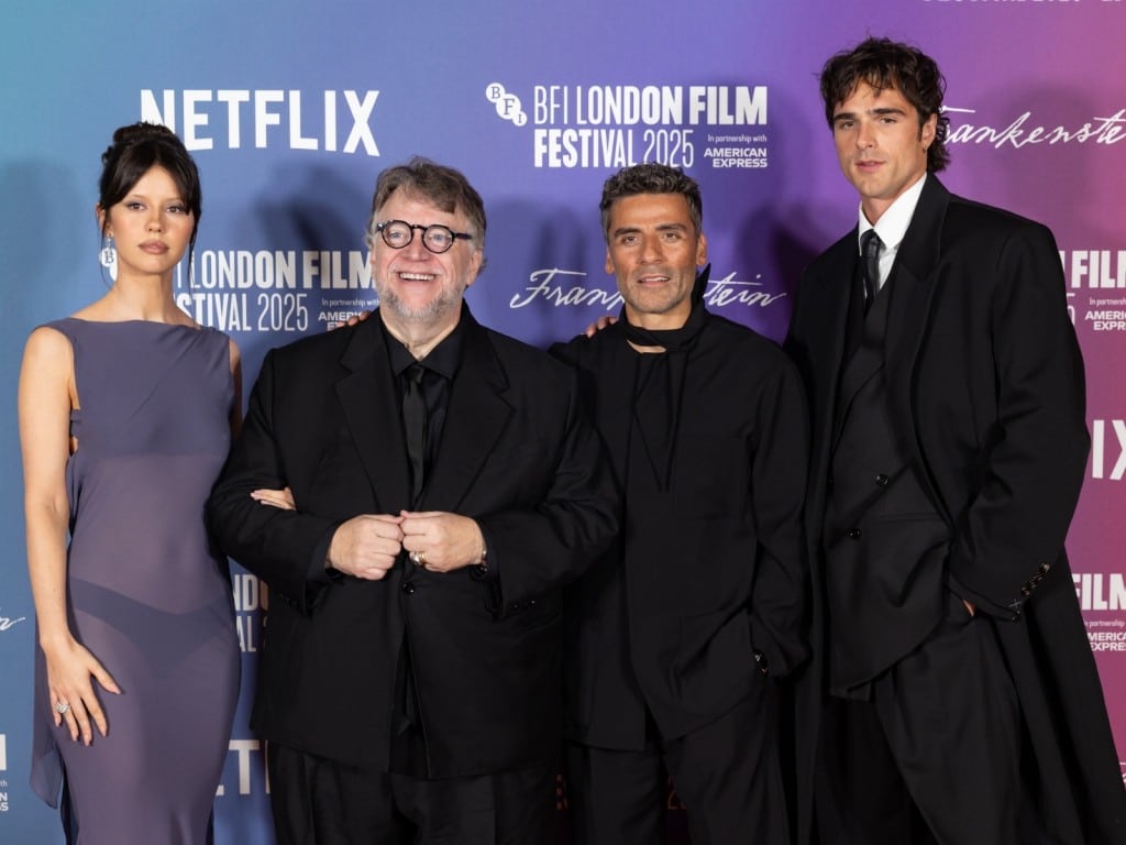 De izquierda a derecha: Mia Goth, Guillermo del Toro, Oscar Isaac y Jacob Elordi