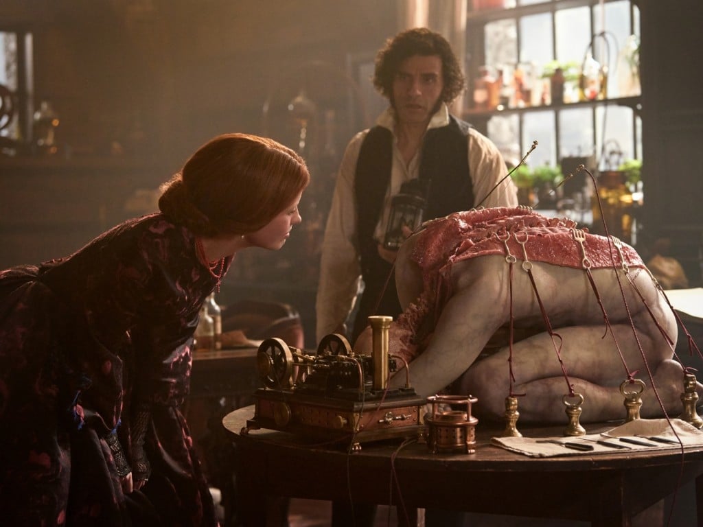 Mia Goth como Elizabeth y Óscar Isaac en el papel de Victor Frankenstein en una escena de la película dirigida por Guillermo del Toro