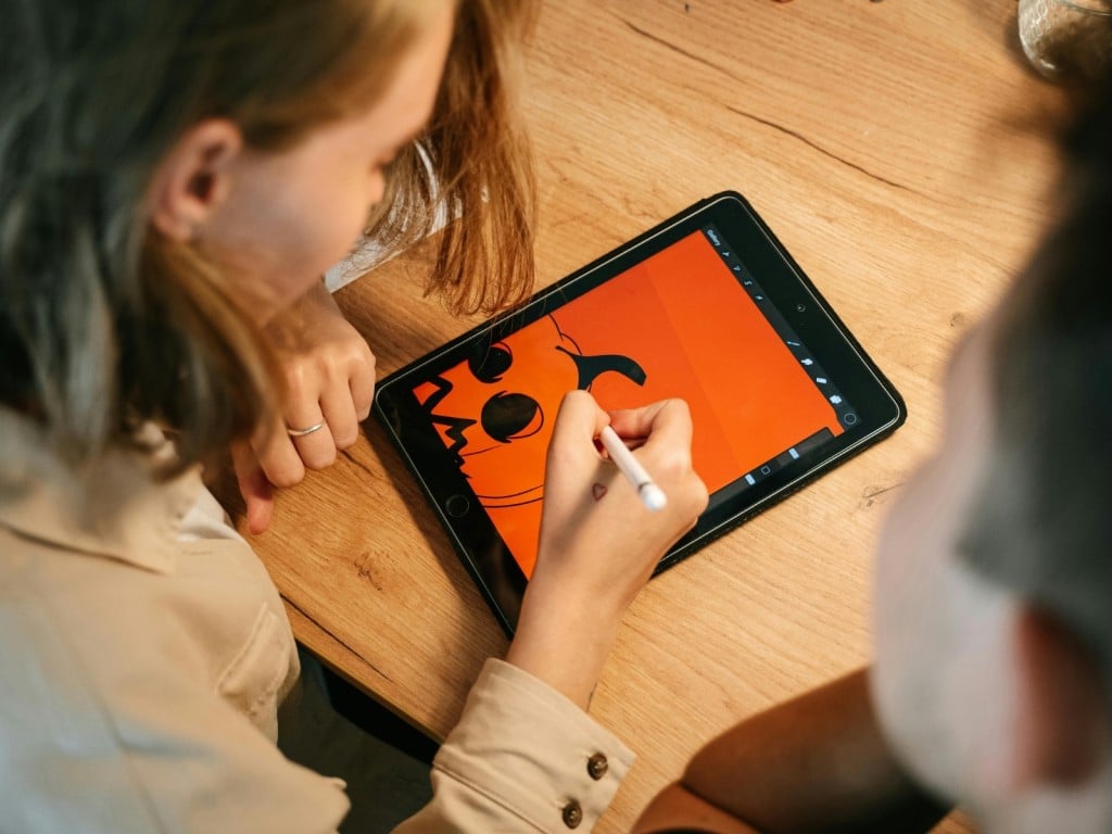 Una joven dibujando en una tablet