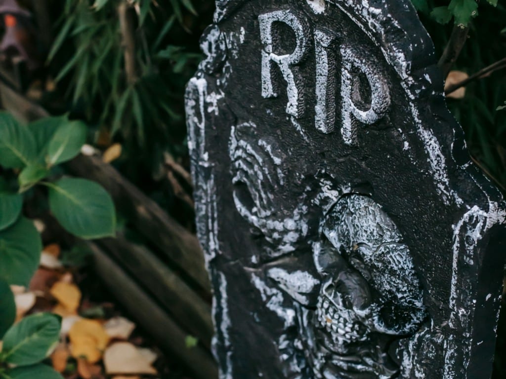 Foto de una lápida con una calavera