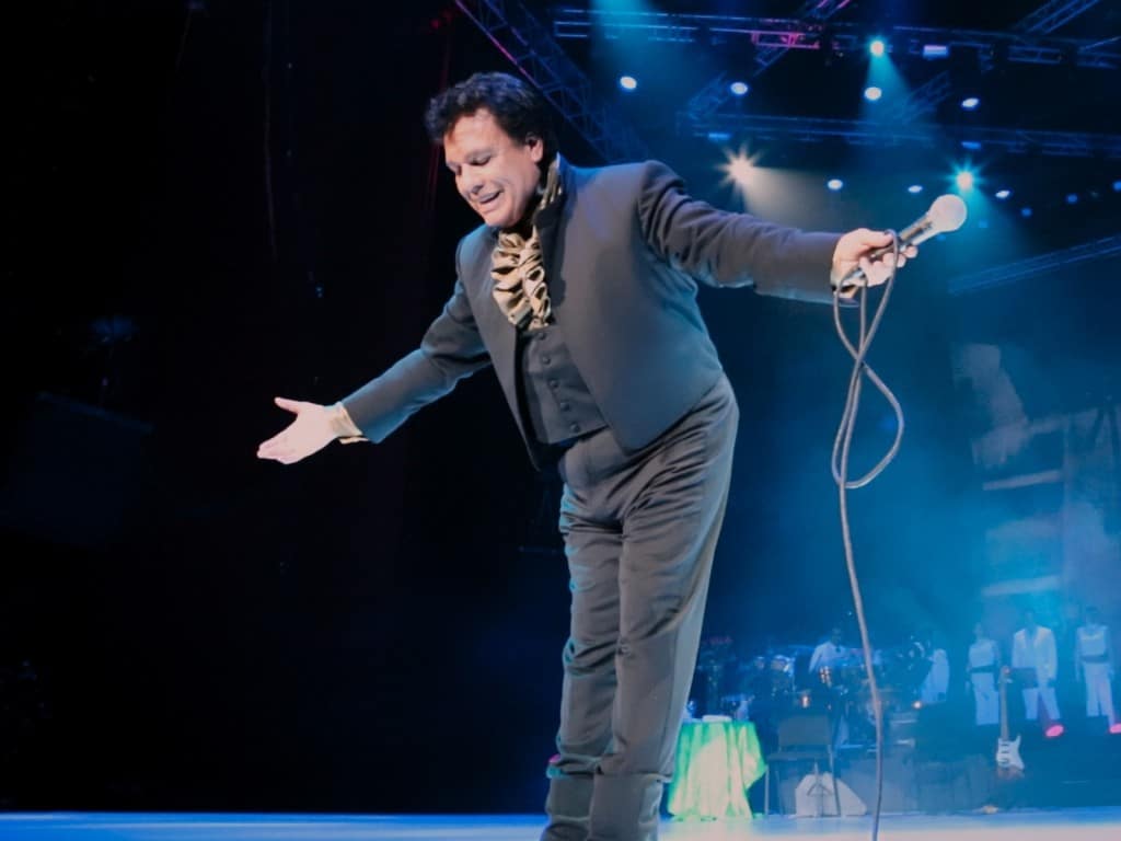 Fotografía de Juan Gabriel en uno de sus conciertos