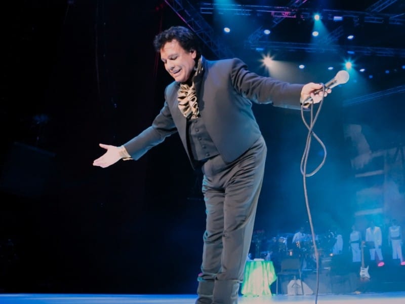 Fotografía de Juan Gabriel en uno de sus conciertos