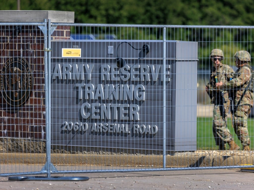 Personal militar con el uniforme de la Guardia Nacional monta guardia en un establecimiento del Ejército en Elwood, Illinois, EE. UU.