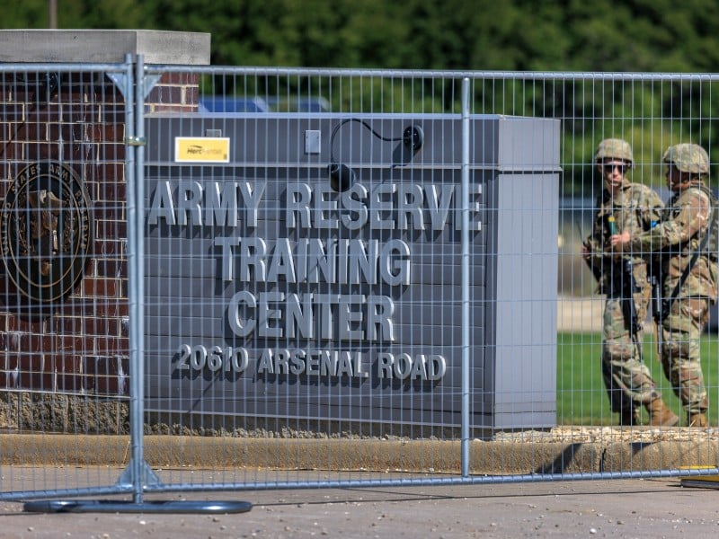 Personal militar con el uniforme de la Guardia Nacional monta guardia en un establecimiento del Ejército en Elwood, Illinois, EE. UU.