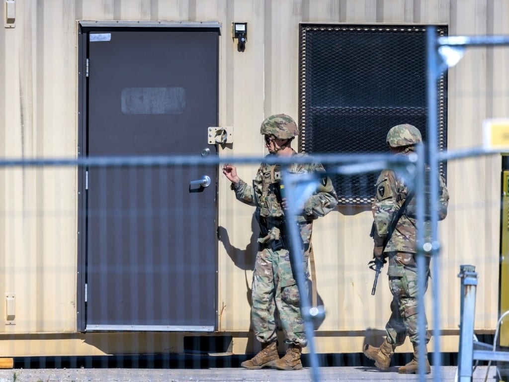 Personal militar con el uniforme de la Guardia Nacional monta guardia en un establecimiento del Ejército en Elwood, Illinois, EE. UU.