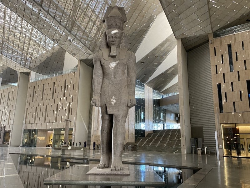 Imagen del hall de entrada del Gran Museo Egipcio.