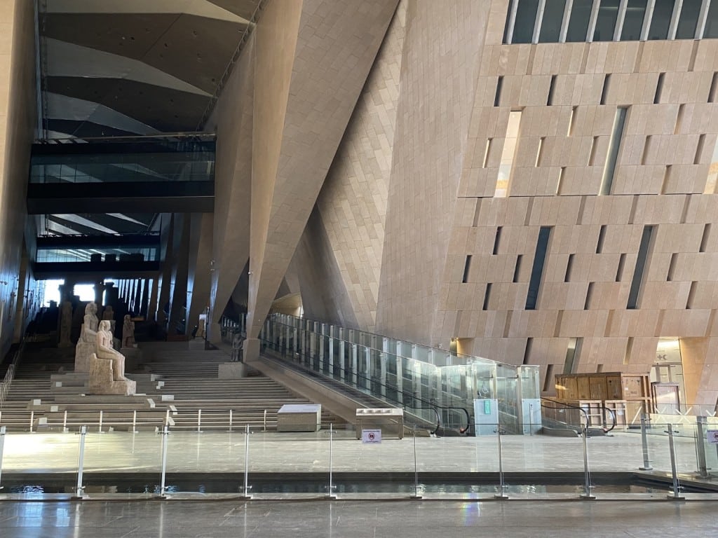 Imagen de las escaleras decoradas con las estatuas de reyes faraónicos