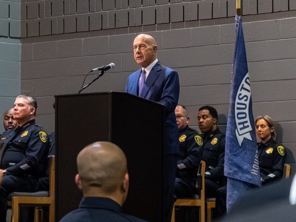 El alcalde de Houston, John Whitmire, asiste a la ceremonia de graduación de la Clase 271 de cadetes del Departamento de Policía de Houston