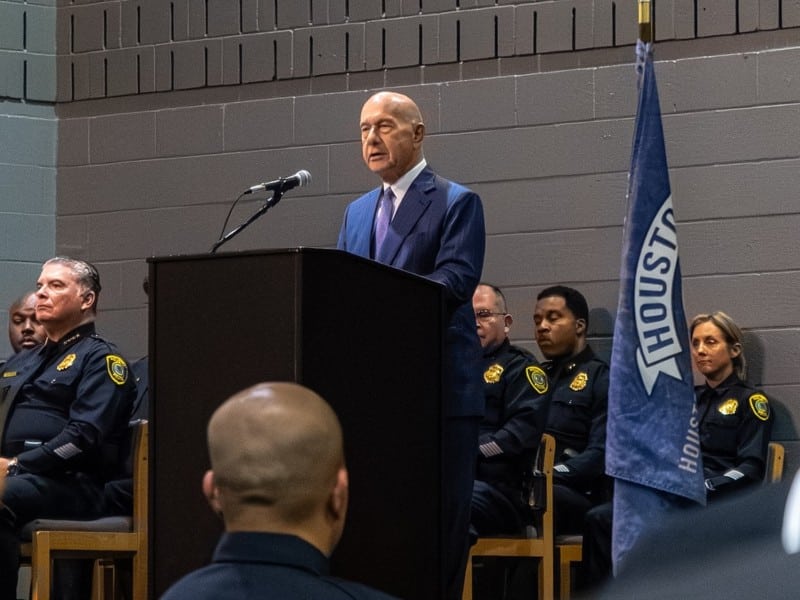 El alcalde de Houston, John Whitmire, asiste a la ceremonia de graduación de la Clase 271 de cadetes del Departamento de Policía de Houston