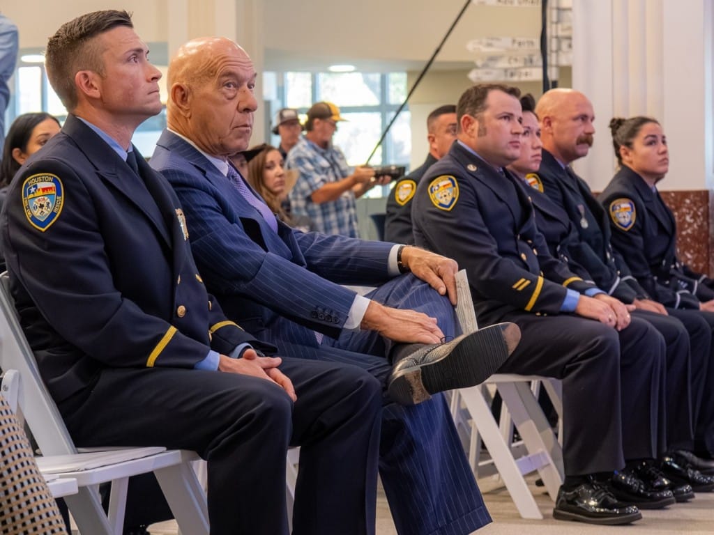 El alcalde de Houston, John Whitmire, asiste a la ceremonia de graduación de la Clase 271 de cadetes del Departamento de Policía de Houston