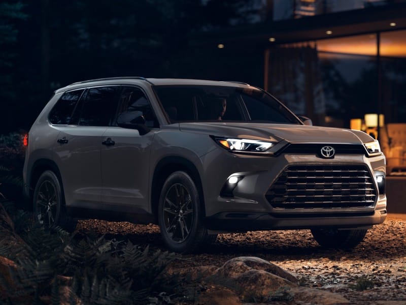 Imagen frontal del Grand Highlander Nightshade Hybrid 2025