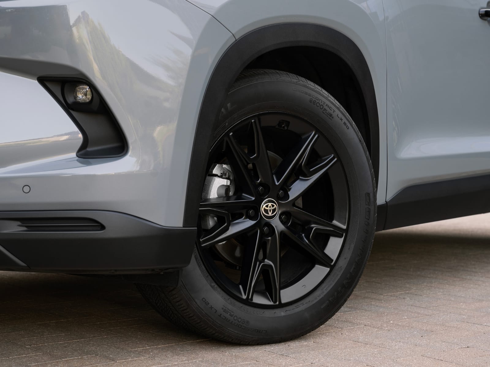 Primer plano a las llantas del Grand Highlander Nightshade Hybrid 2025