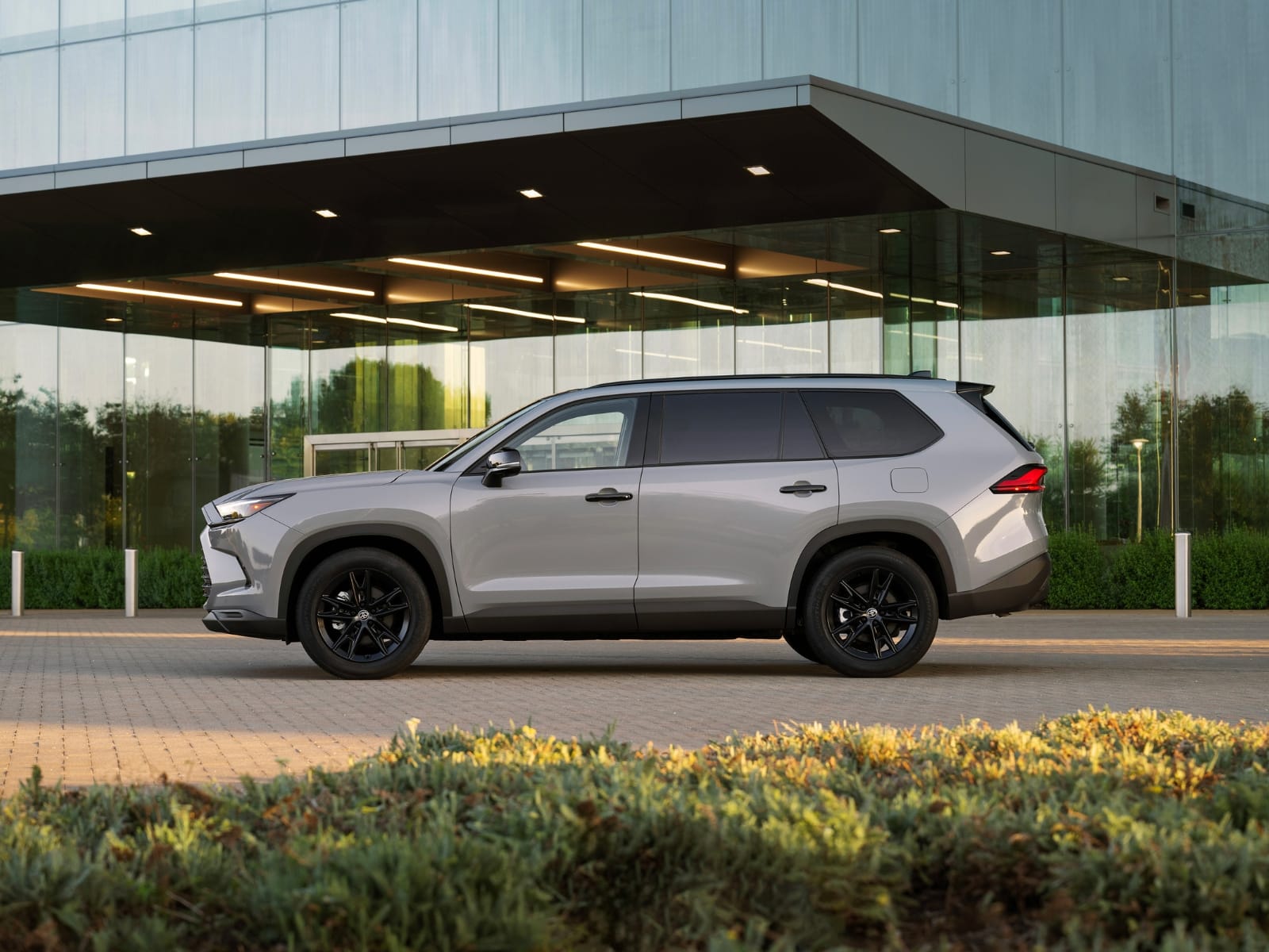 El perfil lateral del Grand Highlander Nightshade Hybrid 2025