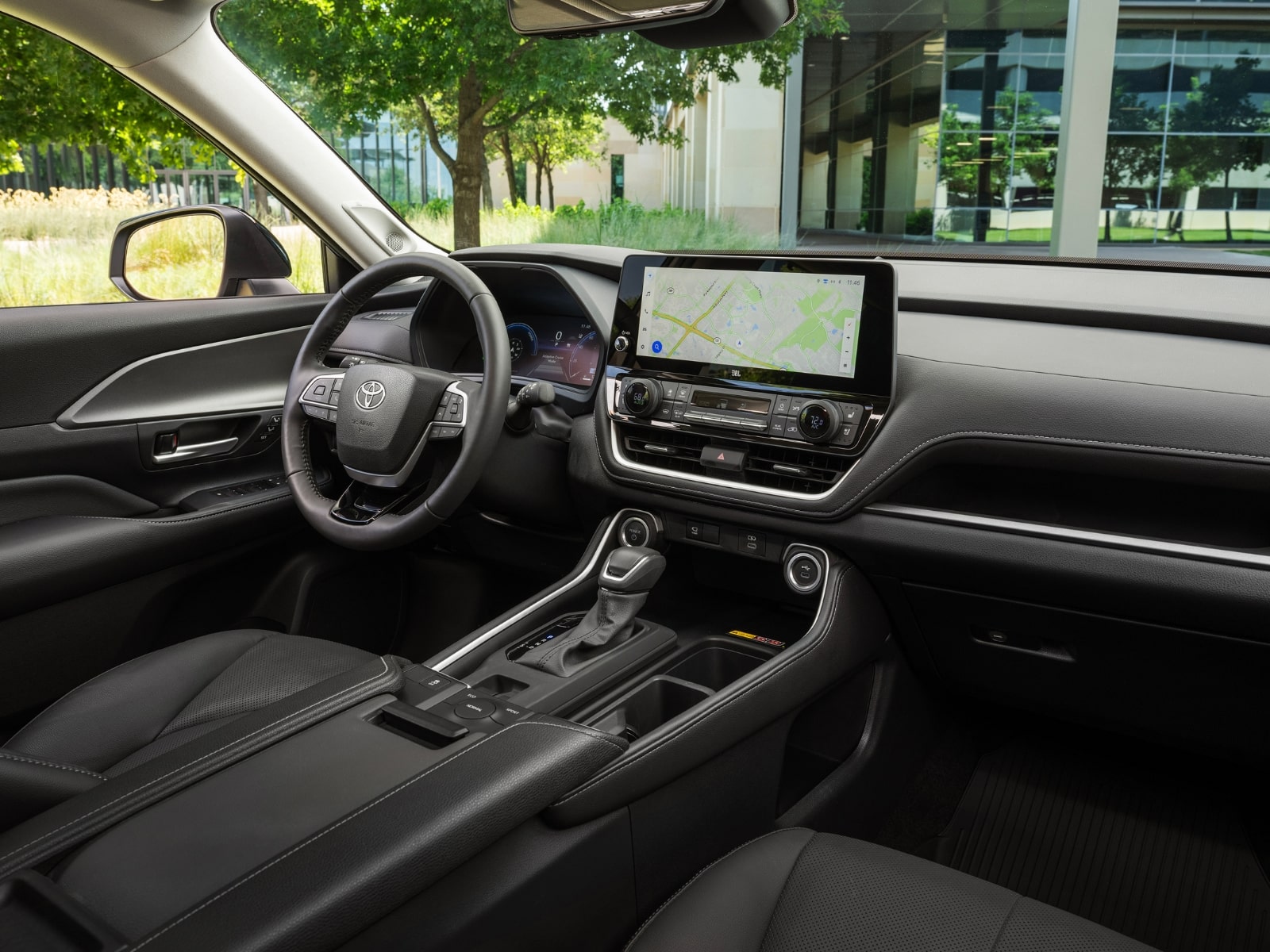 Interior del Grand Highlander Nightshade Hybrid 2025