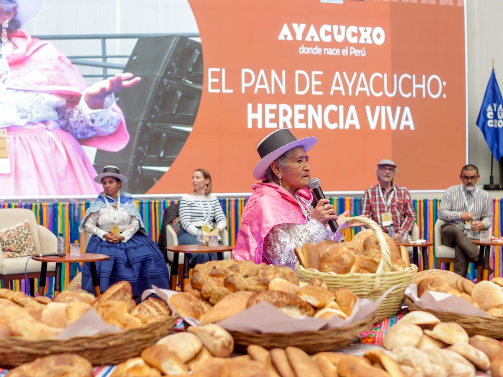 Panaderas ayacuchanas en el lanzamiento del libro.