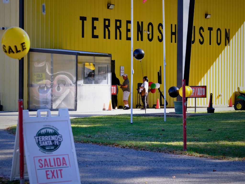 Fachada de una de las oficinas de Terrenos Houston en Cleveland, Texas