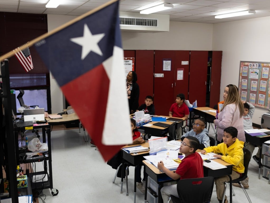 Imagen de una escuela de Texas con la bandera del estado