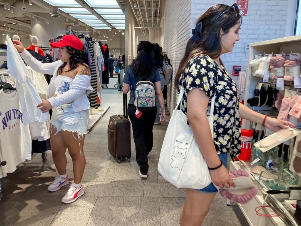 Imagen de personas en un mercado callejero