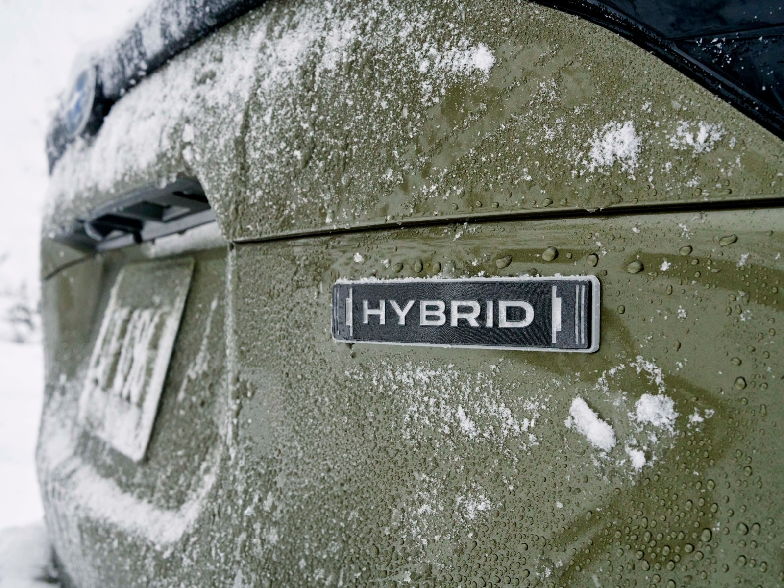 Vista trasera del emblema "hybrid" del Forester Premium Hybrid 2025