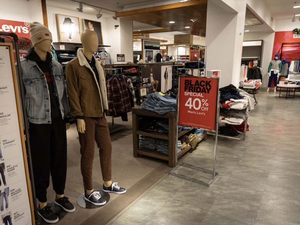 Imagen de una tienda por departamentos durante el Black Friday