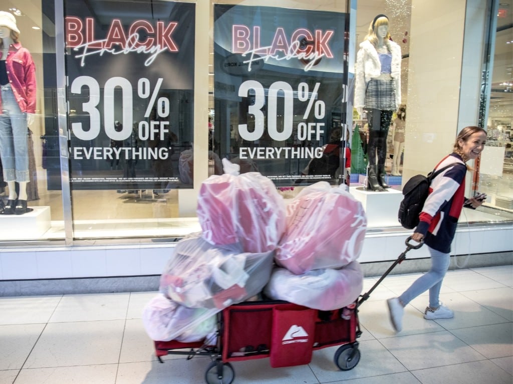 Imagen de una persona con un cúmulo de bolsas luego de comprar por Black Friday