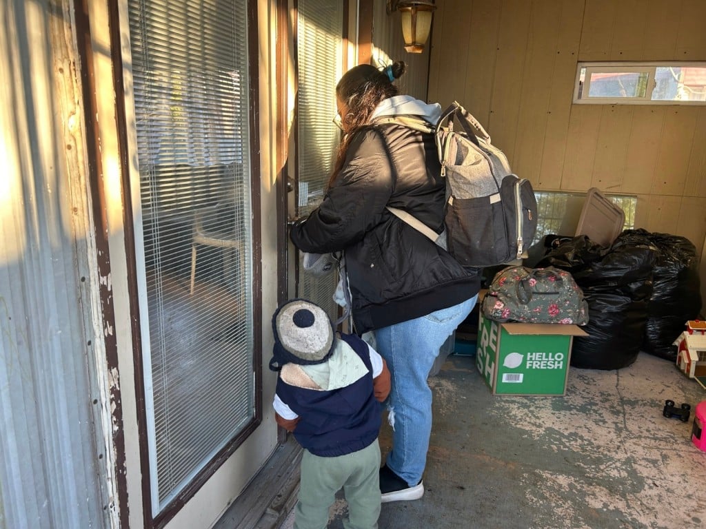 Imagen de una inmigrante en los EE. UU. junto a su pequeño hijo.
