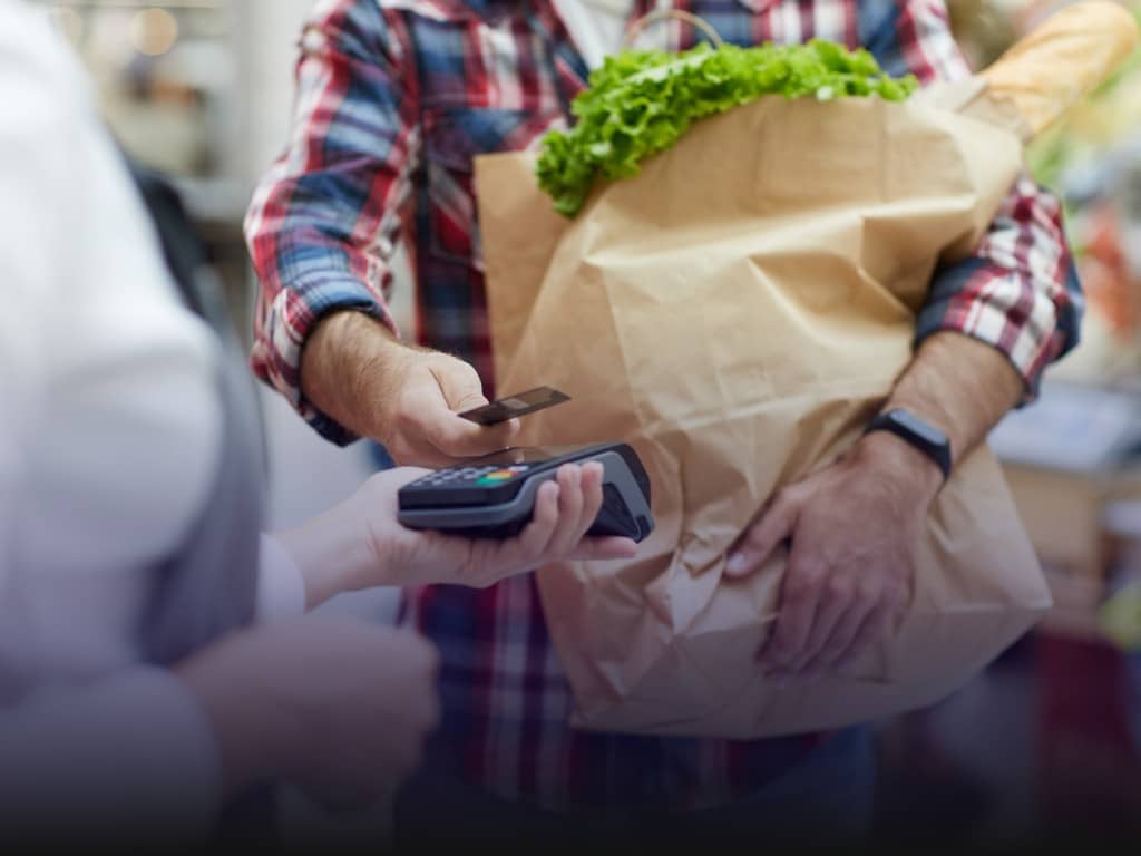 Imagen de una persona comprando con su tarjeta de crédito