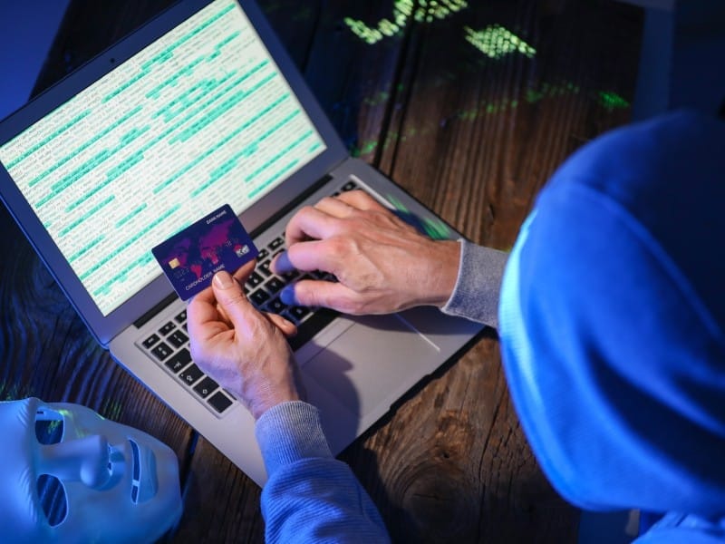 Imagen de un sujeto intentando hackear una cuenta bancaria