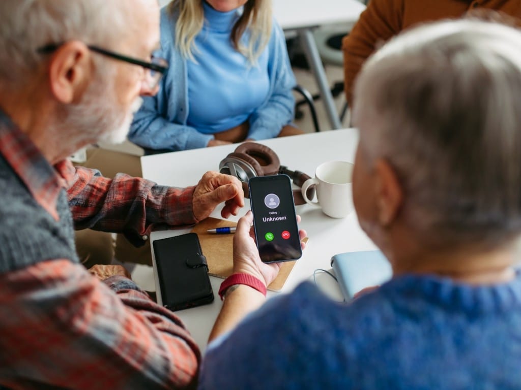 Imagen de dos personas mayores de edad en una llamada fraudulenta.