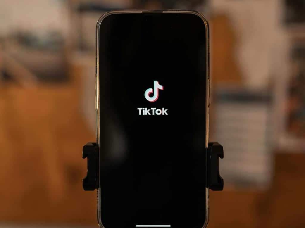 Imagen de un smartphone con la imagen de TikTok