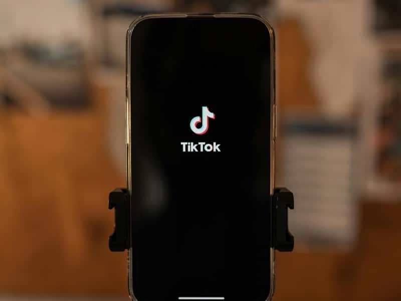 Imagen de un smartphone con la imagen de TikTok