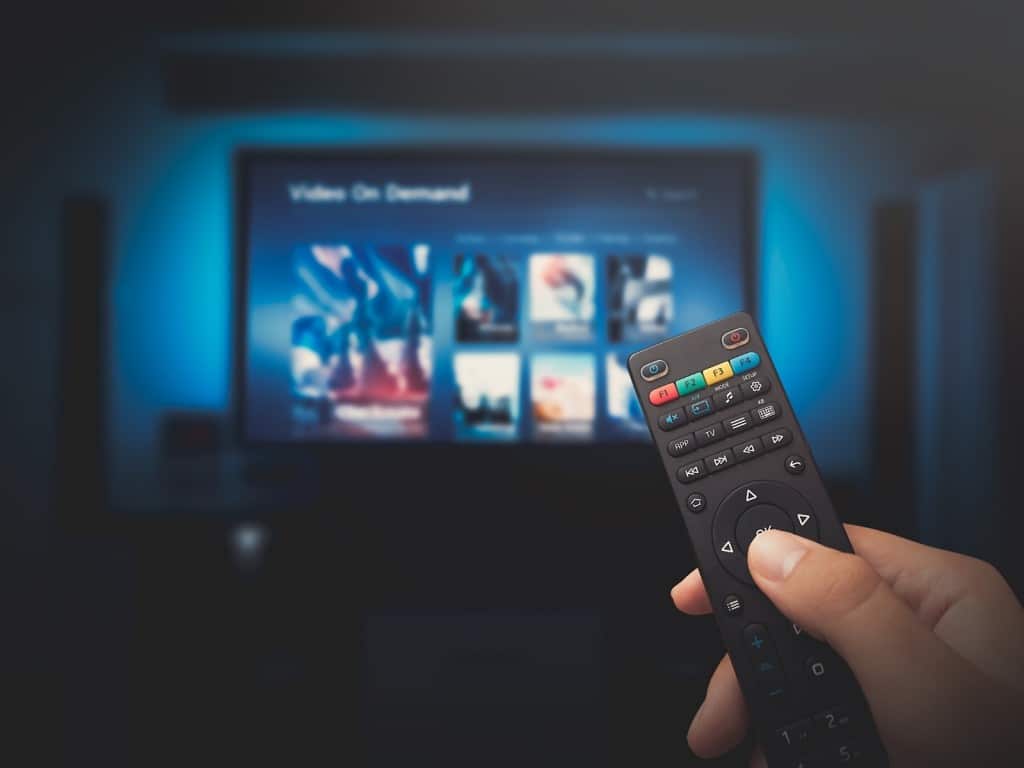 Imagen de una persona viendo un servicio de streaming en una TV